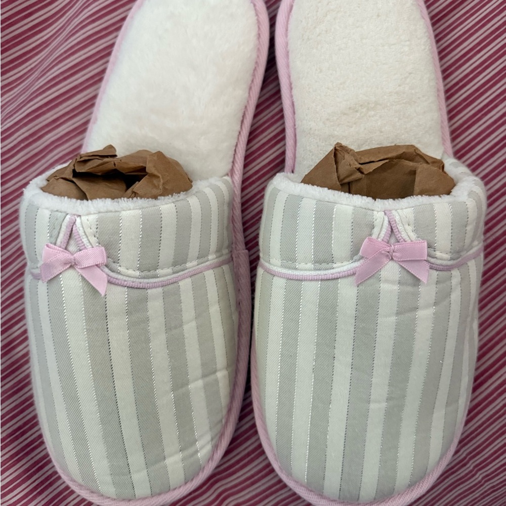 Victoria’s Secret Luxe Signature Slippers NWOT